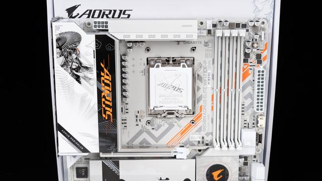 银白顶配，98X3D+技嘉B850M雕妹+索泰RTX 5080+6400C28 96GB装机