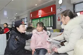 南阳火车站客运值班员张硕连续11年坚守春运第一线——每一次春运，都是她全新的开始图片