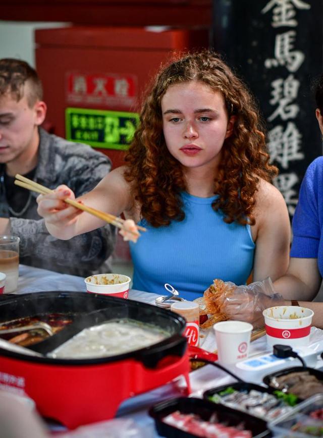 2000万外国人涌入中国，重庆大街被老外占满，他们的目的只有一个