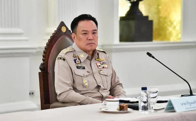 中日剑拔弩张之际，2邻国突然大打出手，战机重炮轮番开火