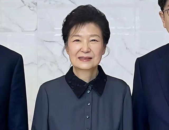李在明拒参加中国阅兵，选择向美国“下跪”后，尹锡悦躺地下拒捕