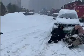 真实经历河南暴雪才知有多恐怖！能见度不超三米，两边全是趴窝车图片