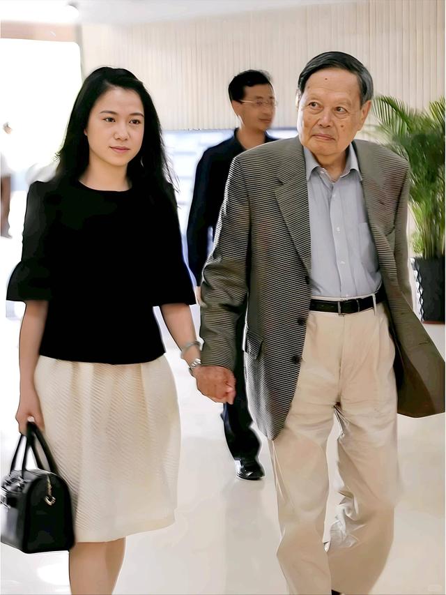 杨振宁追悼会确定，离世前状态曝光，摔跤酿大祸，翁帆或早有察觉