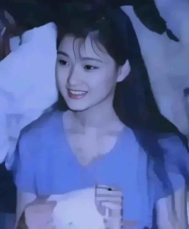 宋祖英近照不是因美人迟暮是她眼里没了曾经的甜与纯。