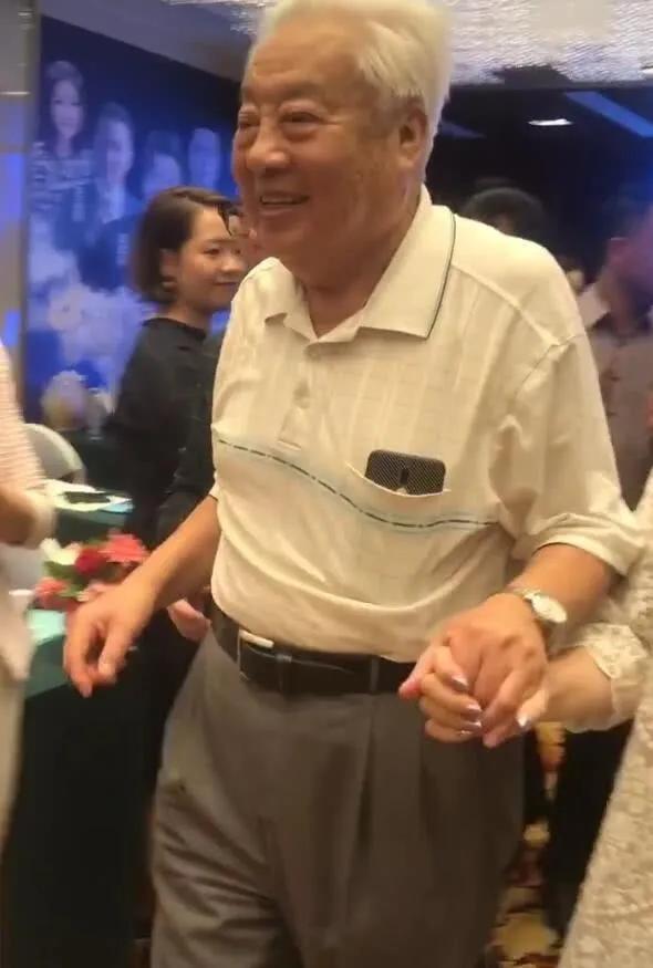朱龙广去世两天后，他儿女们担子更重了！死因曝光，生前怪事不断