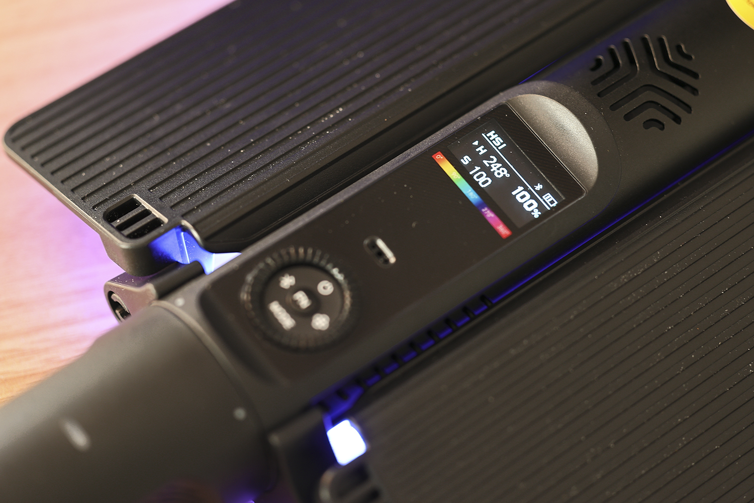 小巧精致易携带,神牛LC500Rmini棒灯轻松布光