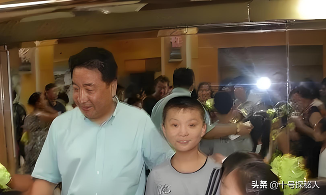 75岁姜昆的遗憾：女儿46岁依旧未婚未孕，继子反倒成了他的骄傲