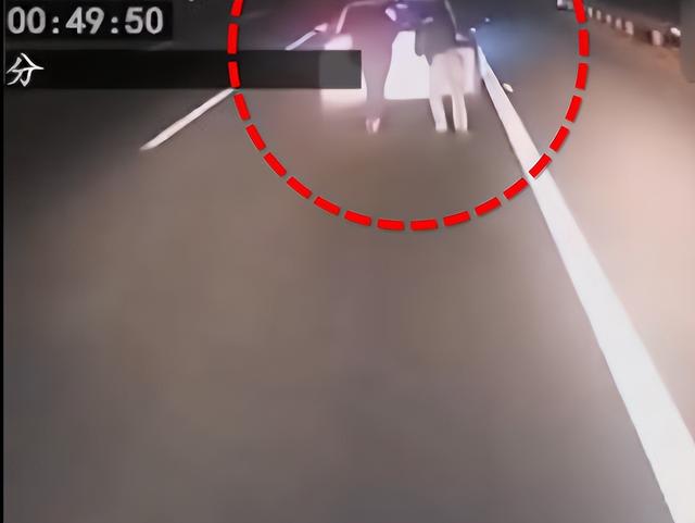 痛心！新能源车高速上电量耗尽，2人下车推行被撞身亡