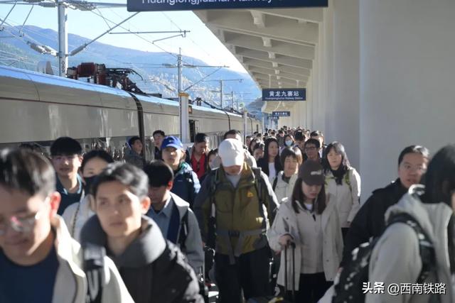 动车出行有多火?这个景区打破40年客流量纪录!