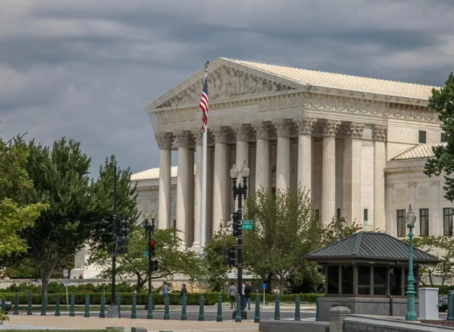 历史开了个玩笑！先倒下的不是乌克兰，而是百年中立的瑞士？