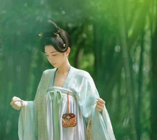 杨幂代露娃演出不同风格的李善德妻子