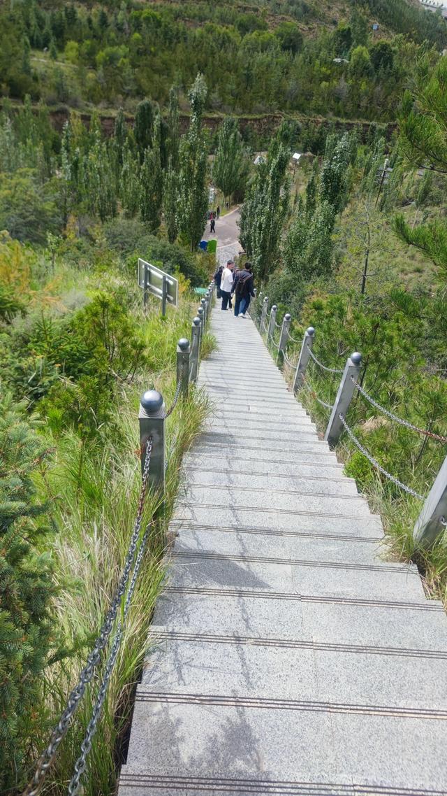 爬拉萨南山公园