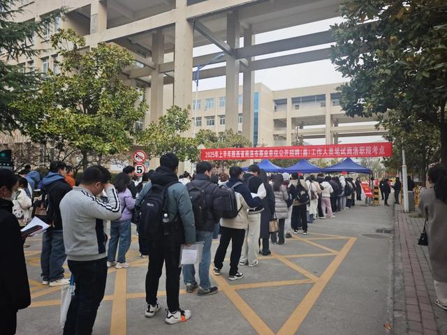 比私企裁员更狠！体制内大地震：退三进一， AI正抢走公务员的饭碗