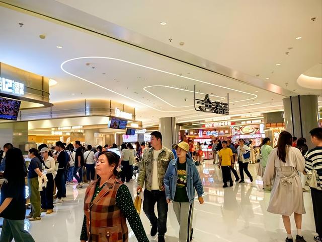 从寺庙到商场，年轻人为啥扎堆拜财神？购物中心的流量焦虑藏不住