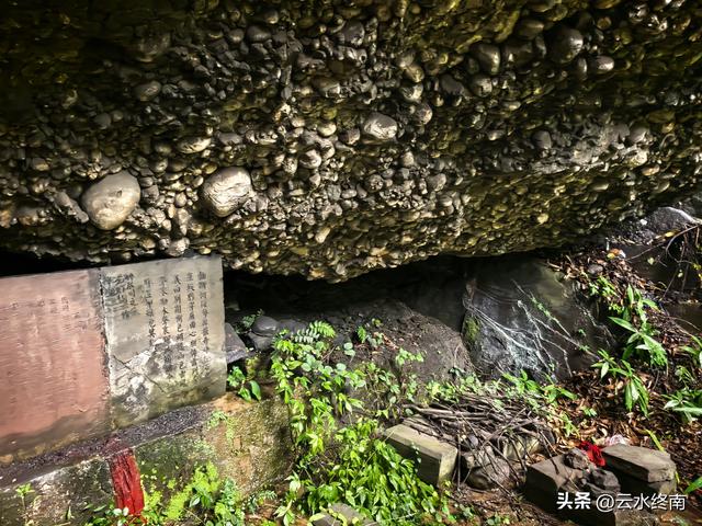 川陕交界的210国道上，有唯一的一段单行线，藏着蜀道上两个秘密