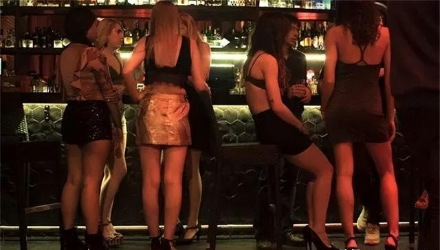 大毒枭荒淫私生活：选美皇后当情妇，爱大胸美女，疯狂让她们丰胸