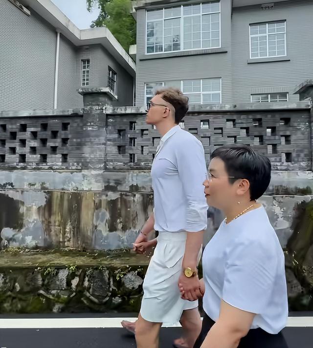 爱情乱了年纪！46岁大妈嫁儿子同学，绝经前怀混血儿，现生活幸福