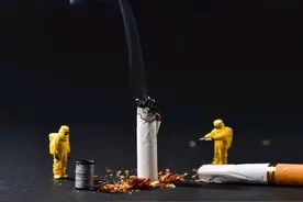 爸爸结肠癌手术后出院，医生嘱咐要忌口，爸爸却偷偷在家吸烟图片