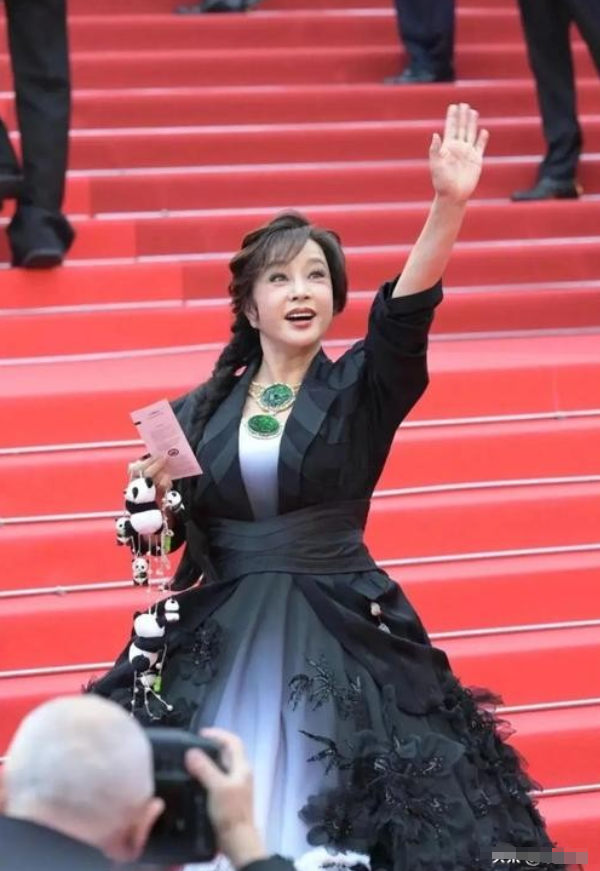 前后仅隔11天，75岁刘晓庆再次迎来好消息，终究她还是跨出这步