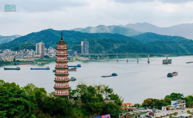 半江碧波，一城风华。这里是龙母故乡、崇德之城——德庆！