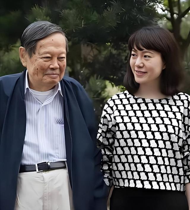 翁帆相伴21年，杨振宁去世后，继子杨光诺一句感谢话让她口碑暴涨