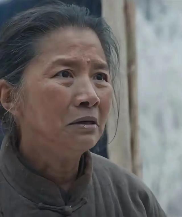 迟蓬超市被偶遇！白发拖鞋接地气，《生万物》演技咋这么绝？
