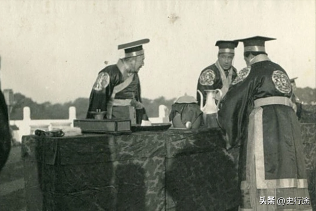 他是河南第一任省委书记，47岁因病去世	，其秘书后成为国务院总理