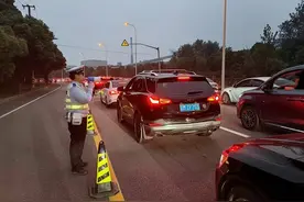 石洞口摆渡进崇排队超3公里 宝山警方根据交通流量实时采取应对措施图片