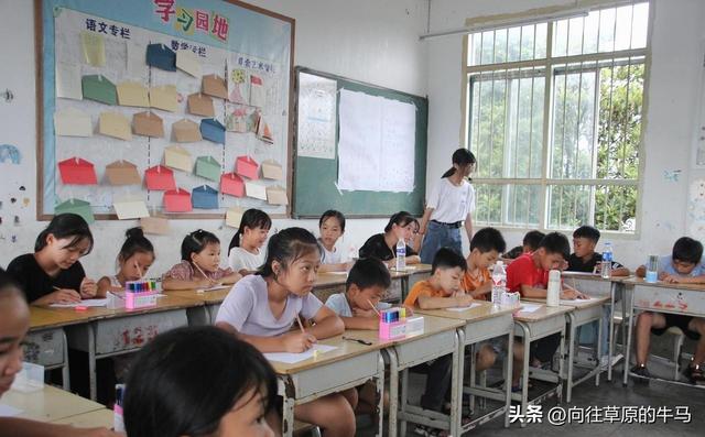 云南女孩四岁被奶奶赶出家门 外婆养大她 如今带88岁外婆北京看升旗