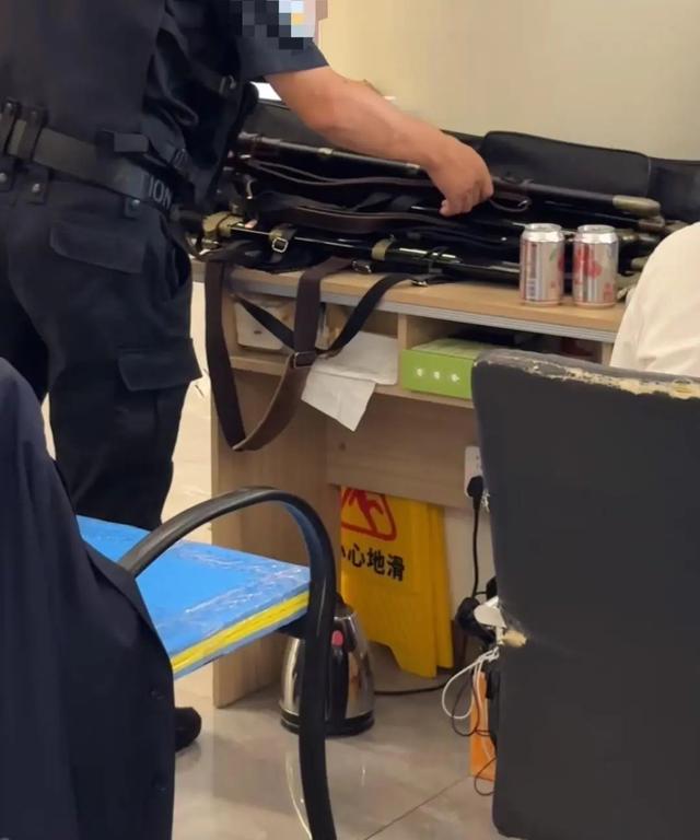 游客带木质黑金古刀扮张起灵被安检扣下，长白山景区：防止外来树种带来病菌，影响山里树林