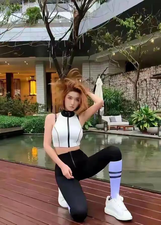 聂小雨穿着瑜伽裤，那拉链开合的样子，好时尚啊，特有一番韵味。