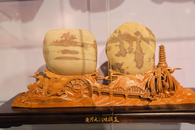 兰州黄河楼，被誉为“万里黄河第一楼”，在楼中还藏着众多博物馆