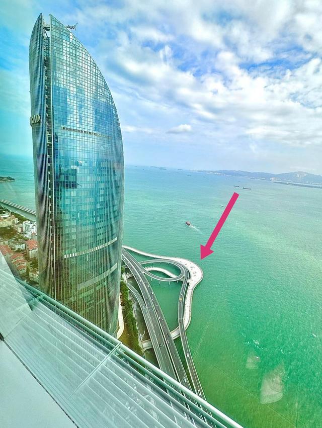 厦门演武大桥观景平台，总面积逾10000平方米，可欣赏漳州港美景