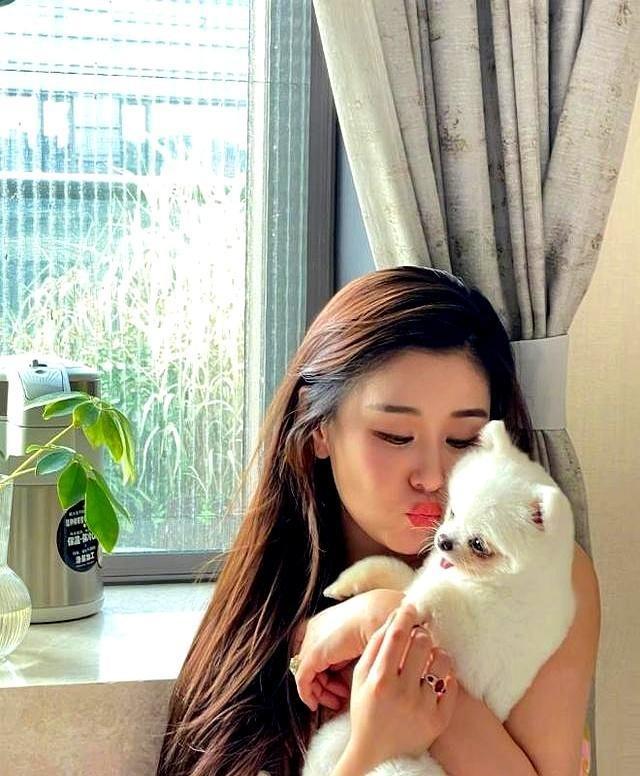 40岁李小萌太丰满，穿印花裙都兜不住好身材，难怪直男都喜欢她