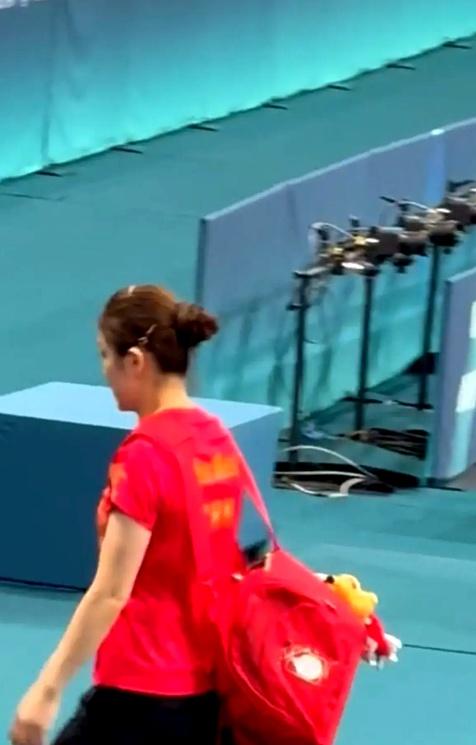 陈梦夺冠后默默离场！不敢笑，不敢说，不敢庆祝，只因赢的是队友