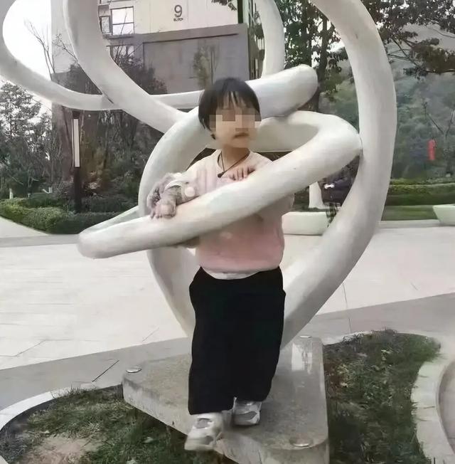 辽宁4岁女童沟里找到，趴在地上说了“10个字”，一个行为救了命
