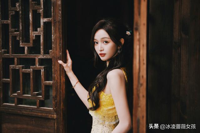 吴宣仪明黄旗袍，园林里的古典氛围感美人