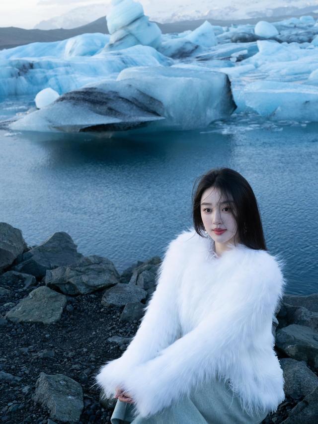 山东潍坊一校花美出圈了，五官精致，倾国倾城，美得让人移不开眼