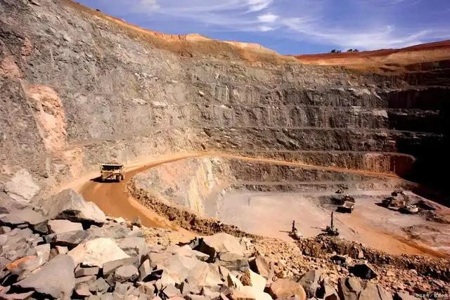 刚对中国狠话说尽,中美就握手言和?欧盟立马变脸,给中国戴高帽