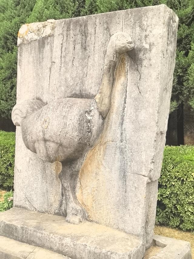 乾陵，一陵俩皇帝，国内唯一，大型石刻超百件，被称为石刻艺术馆