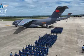 “空中第一课”！空军多架运-20运送新录取飞行学员报到图片