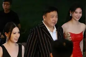 女星邱意浓与王晶再同框，33岁身材丰满有料，一双大长腿白到发光图片