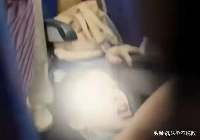 南航飞机群殴后续：警方回应：女子称绝不和解，央视等官媒发声