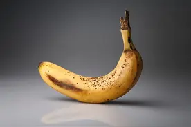 香蕉感染炭疽病，表皮变黑之后还能吃吗？告诉你几种变黑的原因图片