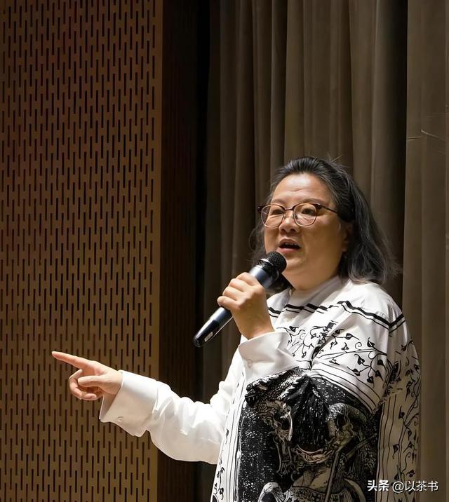 离婚34年后，64岁的洪晃住京郊百平豪宅，如今陈凯歌看了都懊悔