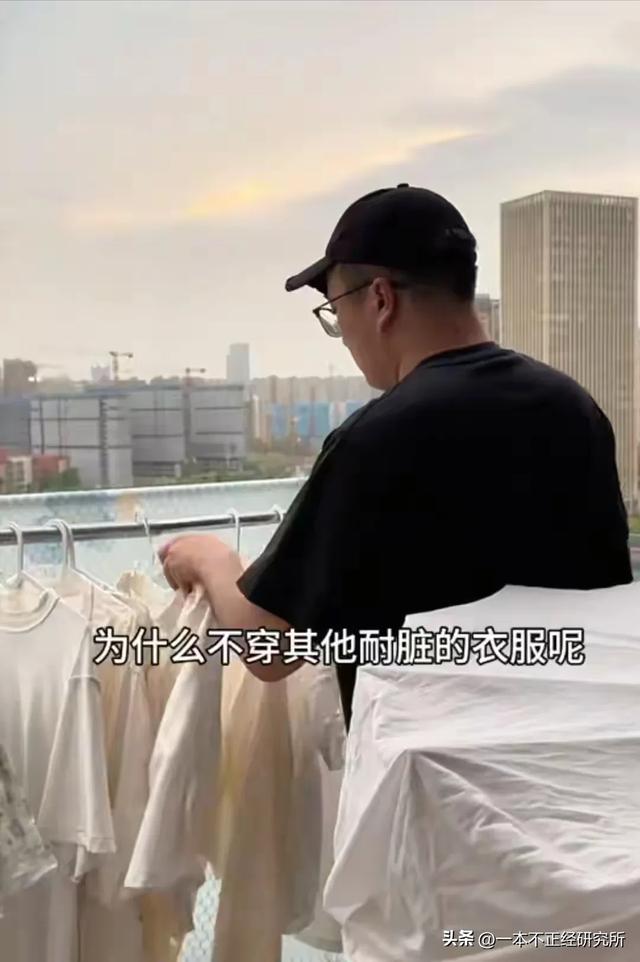 32岁男子把58岁妈妈锁家里,一起洗澡睡觉,就连出门都是形影不离
