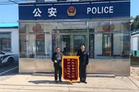 群众采摘野菜被蛇咬伤 民警百里奔袭紧急救援图片