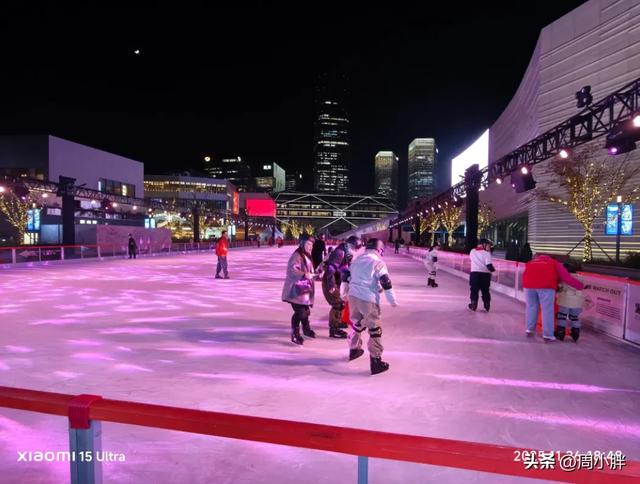 上海GateM西岸梦中心，为开封滨湖商业提供了湖畔松弛感的参考