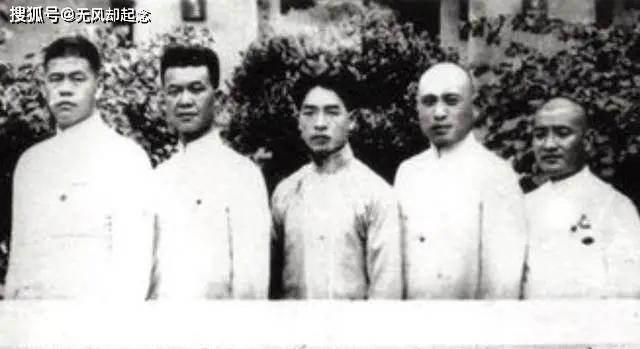 他带八个团加入八路军，1955年仅授大校，去世后百位将军为他送行