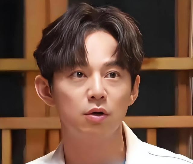 世上没后悔药？无妻无子、与保姆相伴的何炅，走上了另外一条道路